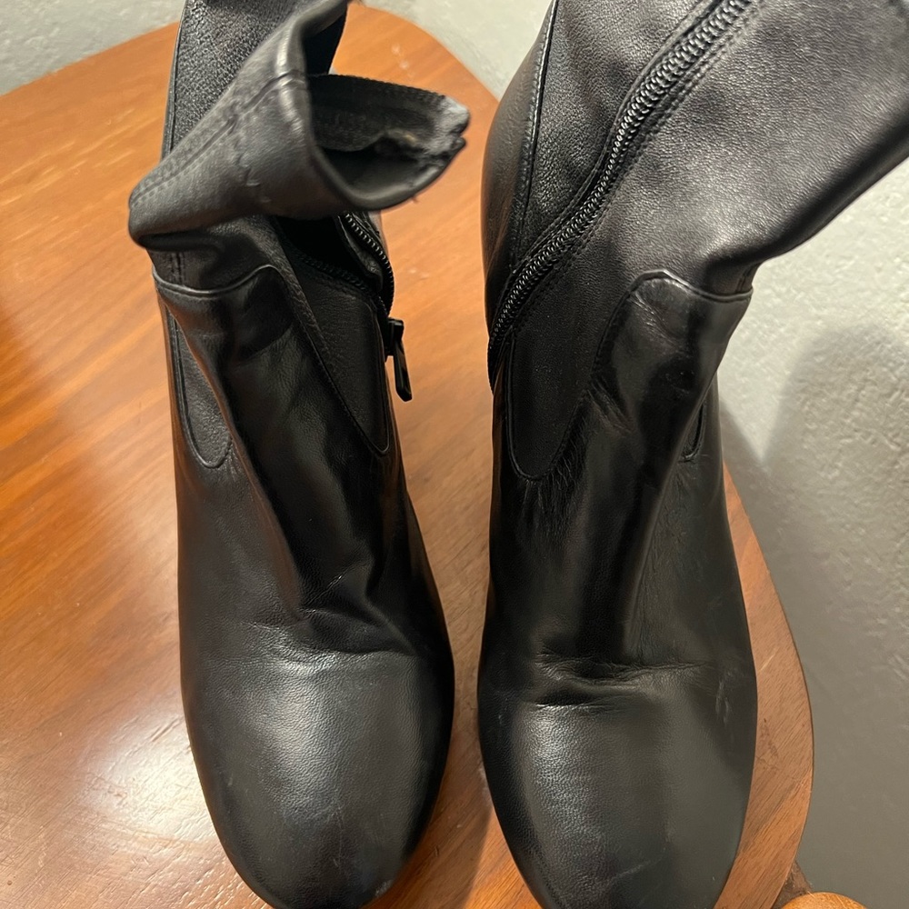 Vince leather side zip ankle boots Size 8M runs small inside heel 2.5 “
